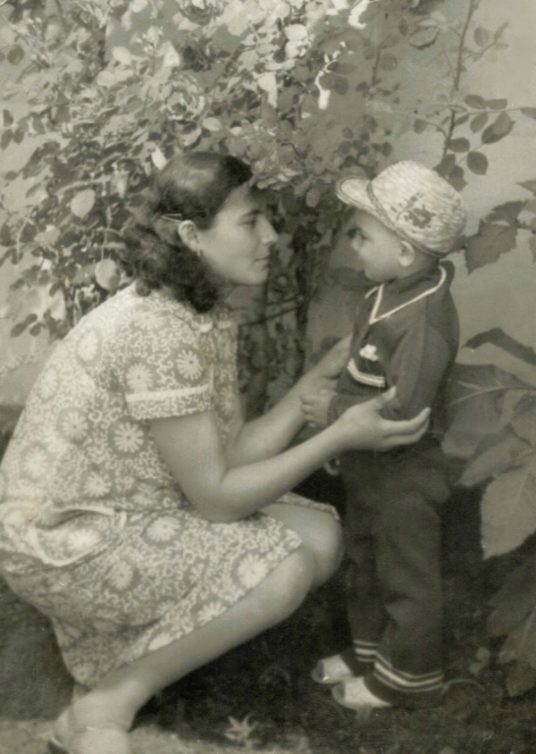 Mircea Cartisorean la varsta de 3 ani, alaturi de mama sa,  Mihaela